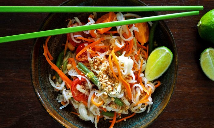 Die See kocht Som Tam Thai mit Kohlrabi