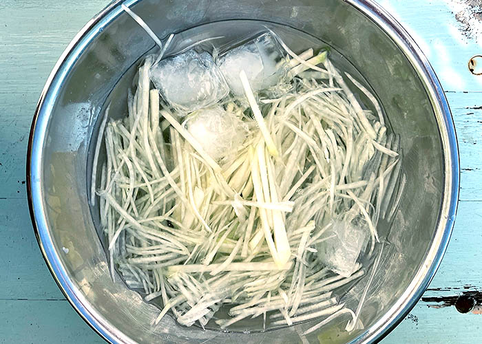 Mehr Biss: gewässerte Kohlrabistreifen