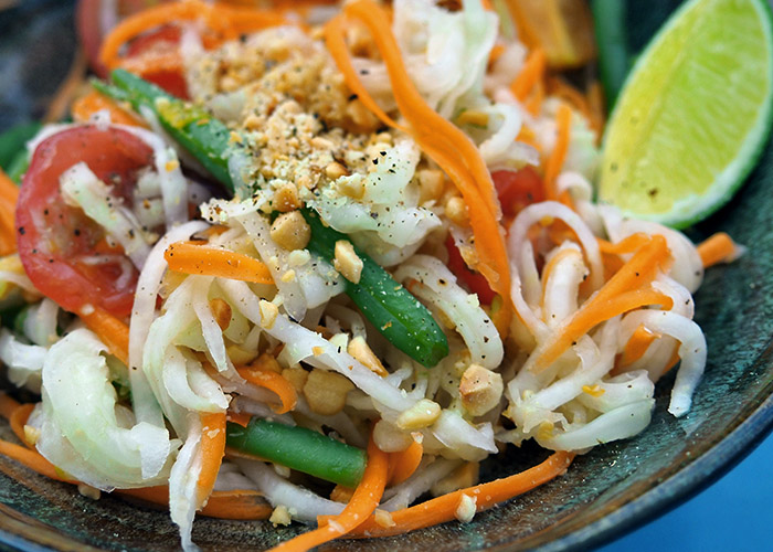 Som Tam Thai Salat mit Kohlrabi