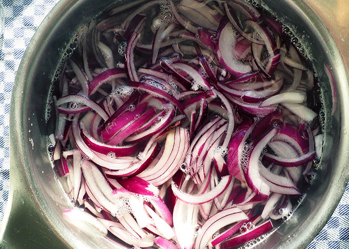 Rote Zwiebelstreifen überbrühen