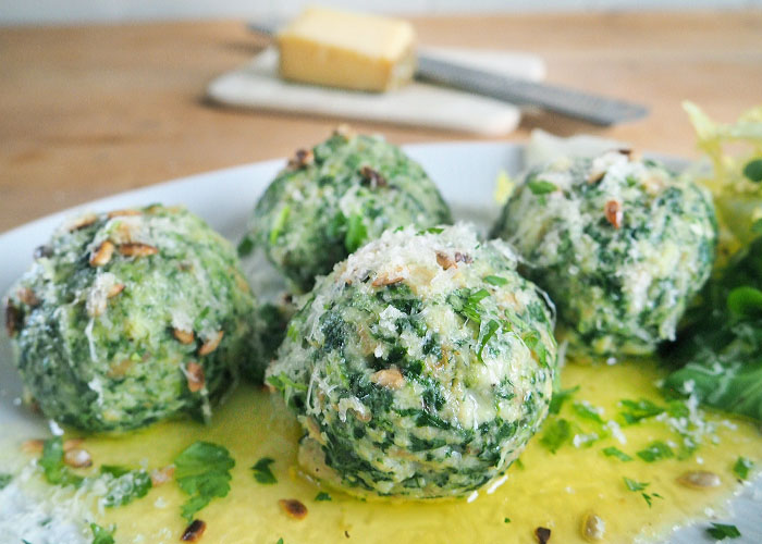 Spinatknödel mit brauner Butter, Käse und Salat
