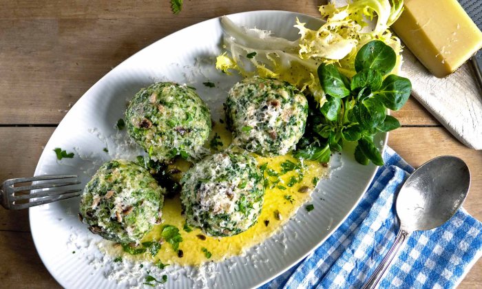 Spinatknödel mit TK-Spinat serviert