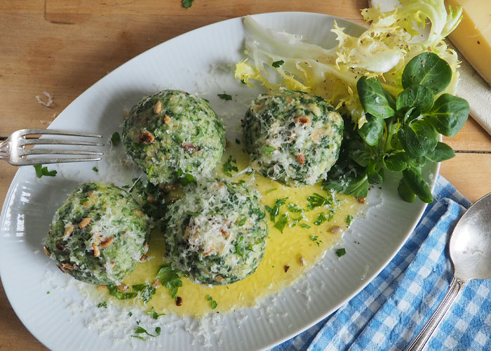 Die See kocht Spinatknödel