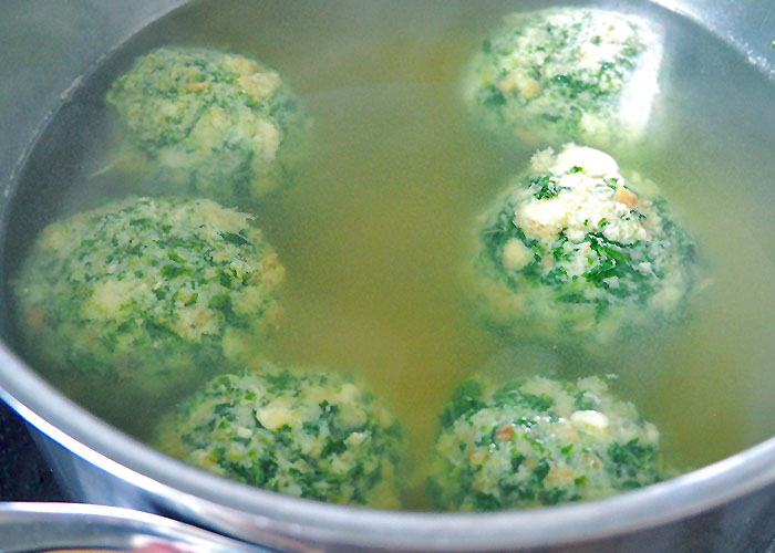Wie gare ich Spinatknödel?